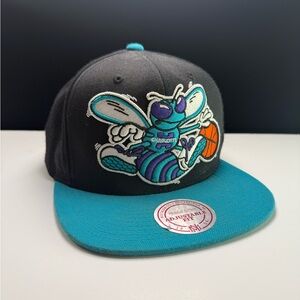 VINTAGE - Charlotte Hornets NBA Hardwood Classics Mitchell & Ness Snapback Hat.